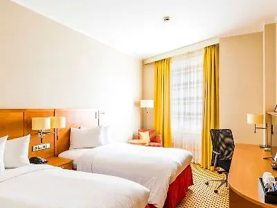 Courtyard By Marriott فندق بلزن